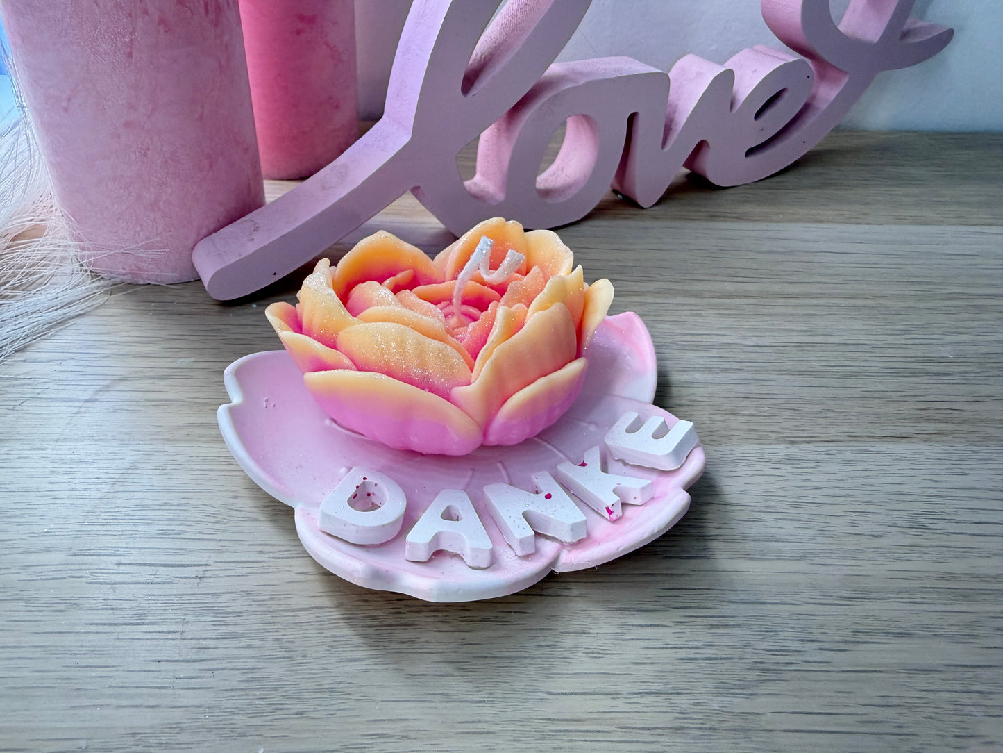 Handgegossene Blütenkerze als besonderes Dankeschön – edles Geschenk in Rosa & Apricot – personalisierbares Geschenk – handgemacht, personalisierbar, hochwertige Deko