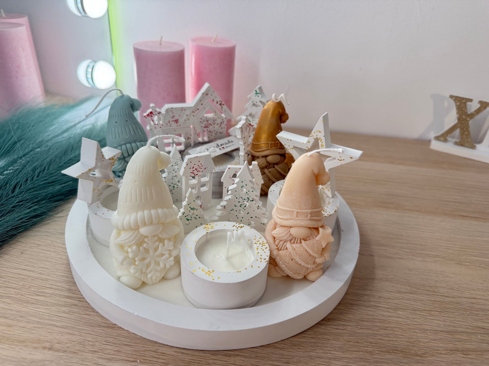 Handgegossenes Winter-Dekoarrangement mit Wichteln – modernes Weihnachtsdesign für Zuhause – personalisierbare Winterdekoration – handgemacht, personalisierbar, hochwertige Deko