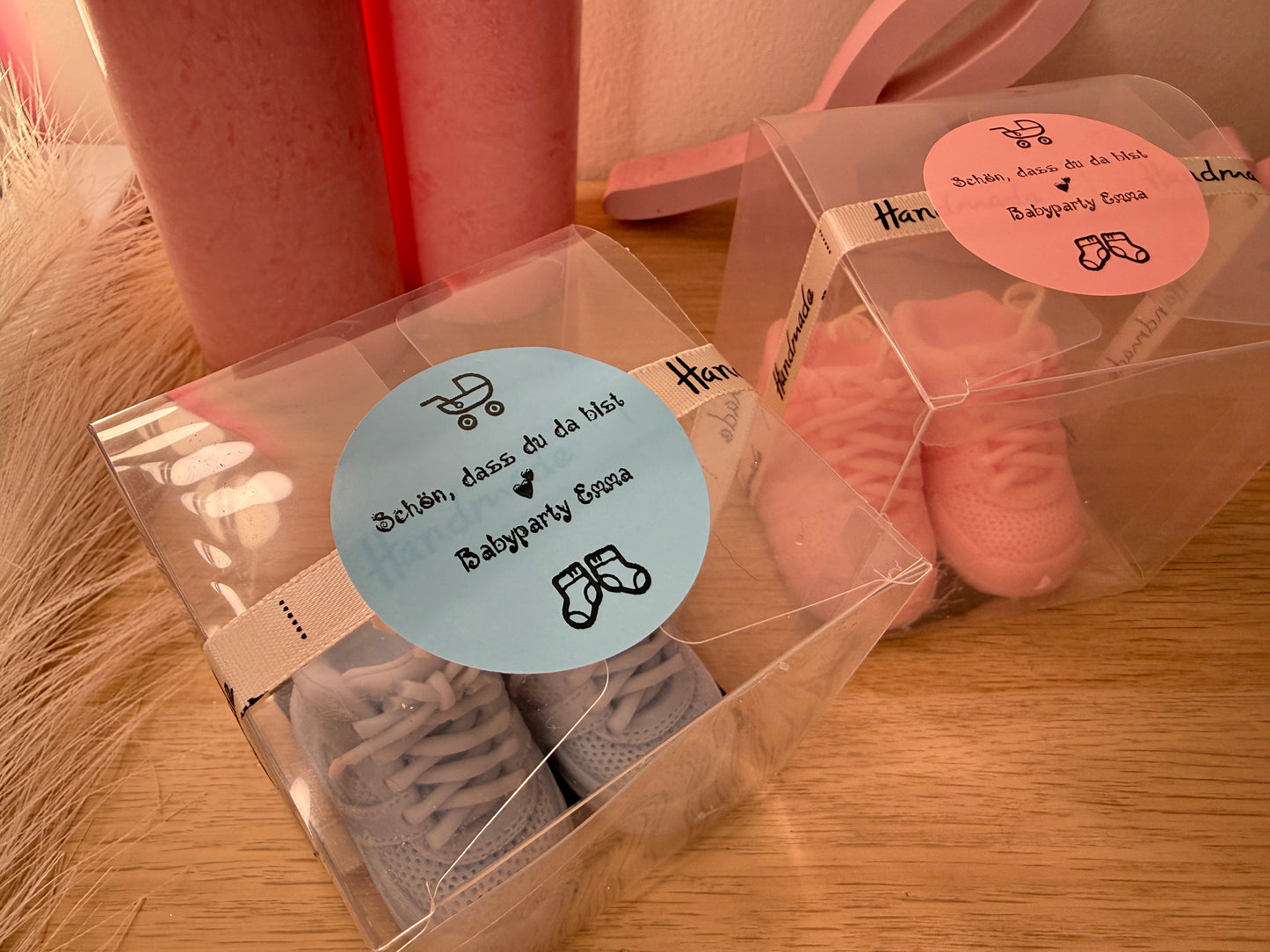 Baby Party Gastgeschenk – Babyschuhe in Geschenkbox mit personalisiertem Sticker