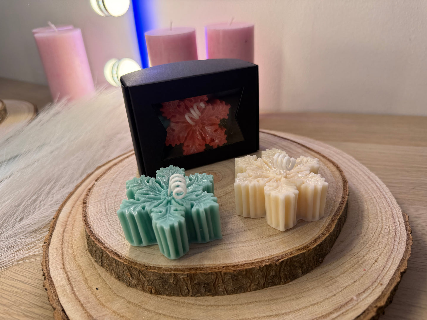 Dekoratives Kerzen Set mit Schneeflocken Design und Geschenkverpackung als stilvolle Geschenkidee für besondere Anlässe