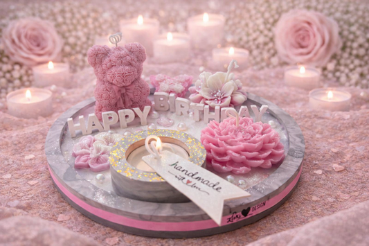 Romantisches Kerzen Geschenkset „Happy Birthday“ mit handgemachtem Teddybär, Blumenkerzen und Teelicht auf dekorativem Tablett – liebevolle Geschenkidee für Geburtstag