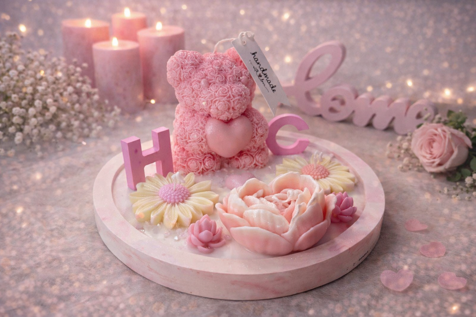 Personalisierte Kerzen Deko mit Rosenbär, Initialen „HC“ und Blumenkerzen auf rundem Tablett, handgemachtes romantisches Geschenk für Geburtstag, Hochzeit oder besondere Anlässe