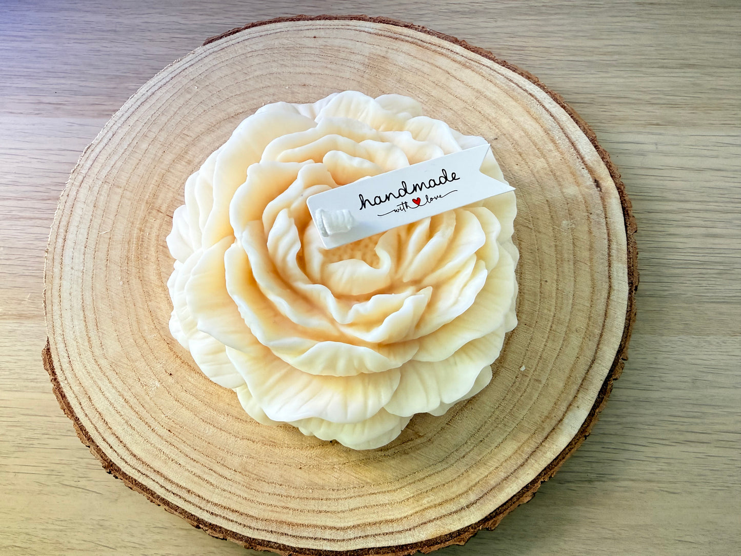 Handgemachte Hochzeits-Schale aus Kerzenwachs mit Initialen, Hochzeitsdatum und romantischer Dekoration als personalisiertes Geschenk zur Hochzeit