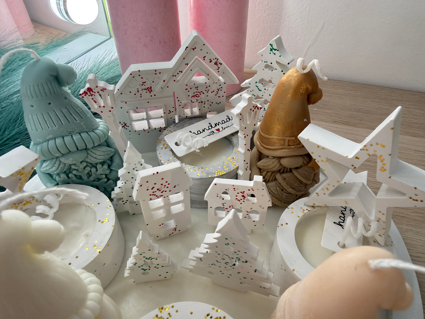 Handgegossenes Winter-Dekoarrangement mit Wichteln – modernes Weihnachtsdesign für Zuhause – personalisierbare Winterdekoration – handgemacht, personalisierbar, hochwertige Deko