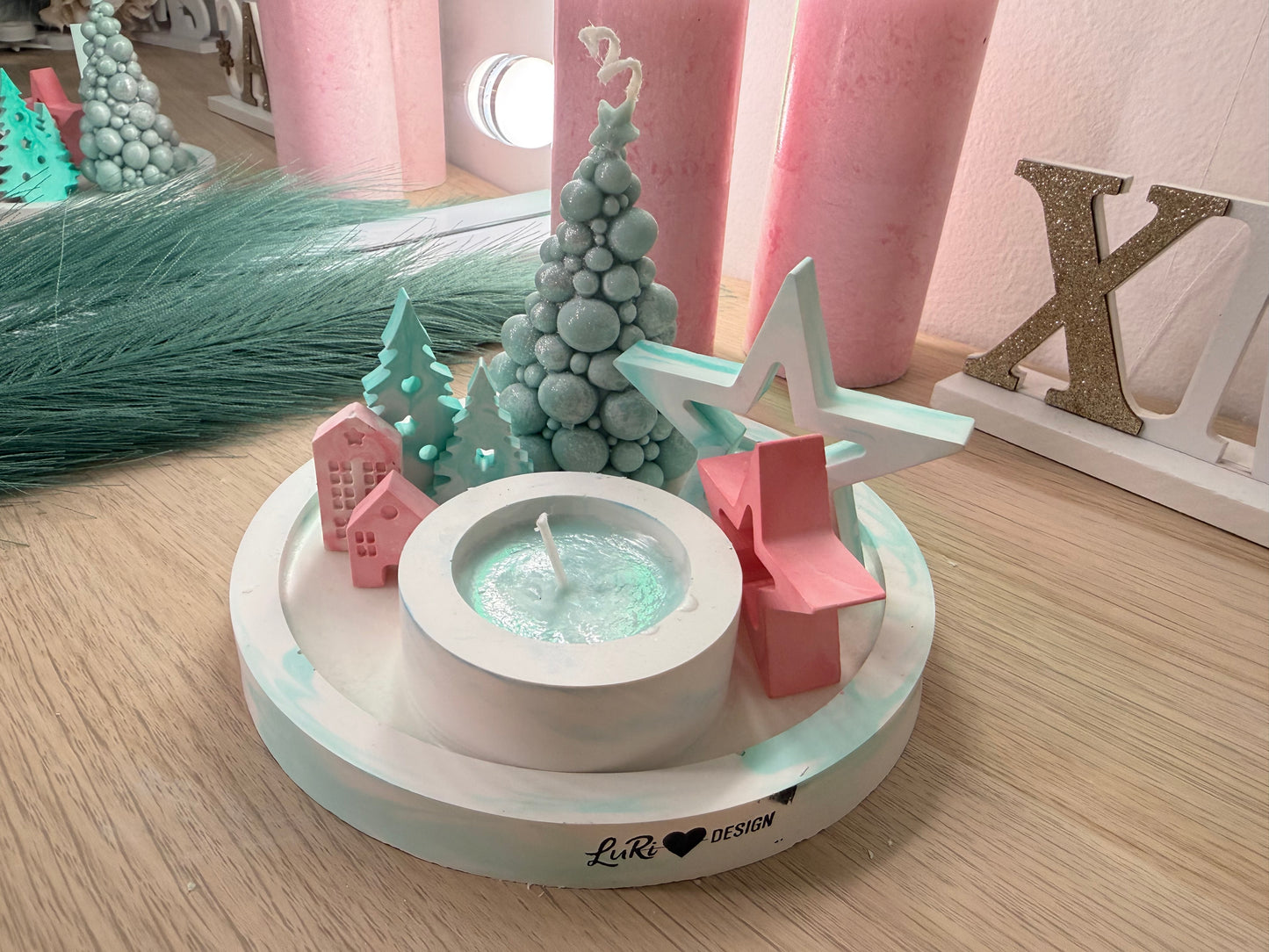 Handgegossenes Winter-Dekoarrangement in Pastell – moderne Geschenkidee für die Weihnachtszeit – personalisierbare Winterdekoration – handgemacht, personalisierbar, hochwertige Deko