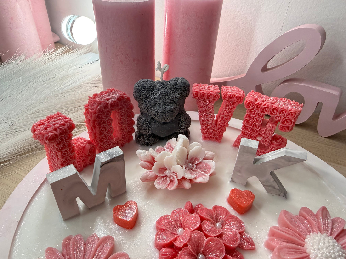 LOVE-Schale Rosa XXL– Handgegossene Deko-Schale mit Blüten, Bärenfigur & Initialen (personaliserbar)