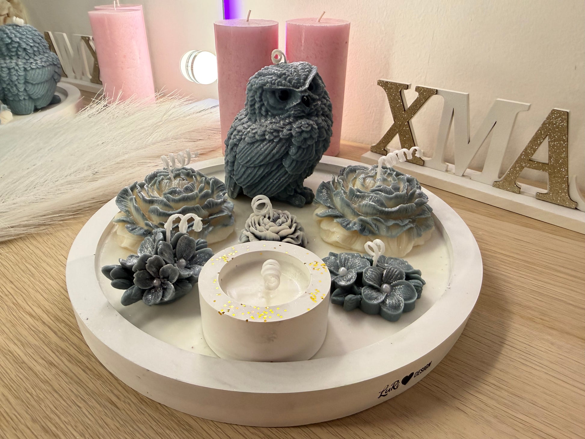 Handgemachtes winterliches Deko-Tablett mit Wachs-Eule, Blüten und Glitzer, 25 cm breit.