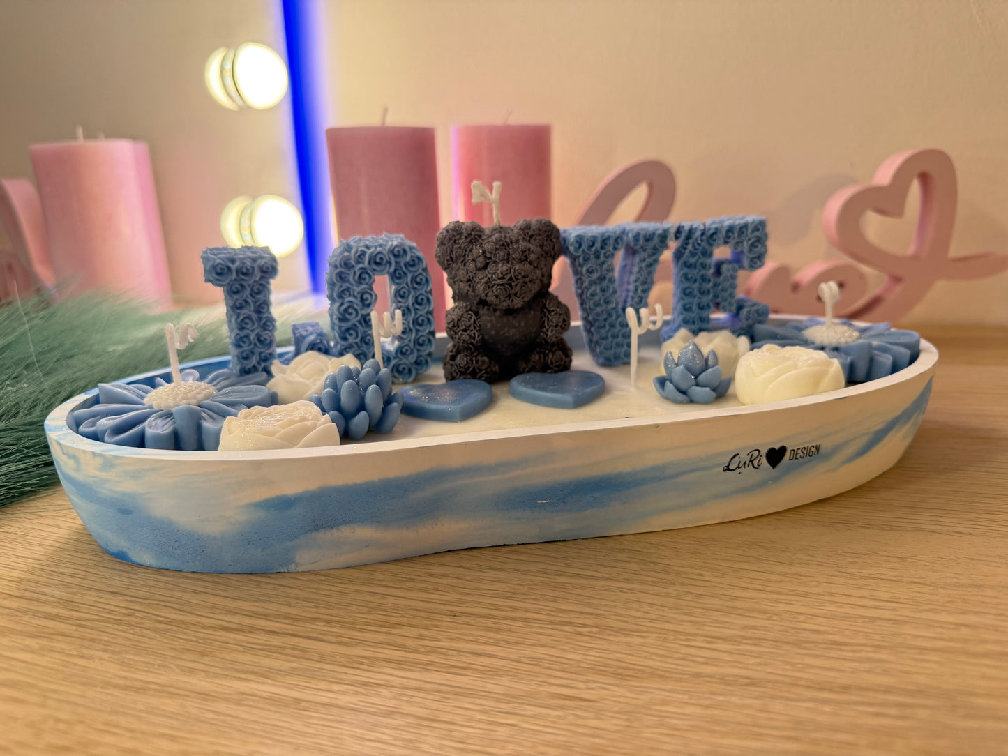 Handgegossenes LOVE-Dekoarrangement XXL in Blau-Weiß – stilvolle Geschenkidee für romantische Anlässe – personalisierbares Geschenk