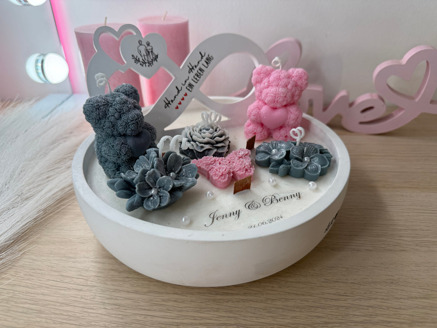 Handgemachte Rosa-Grau Deko-Schale mit Rosenbären, Blüten, Perlen und Datumspersonalisation, 22 cm.