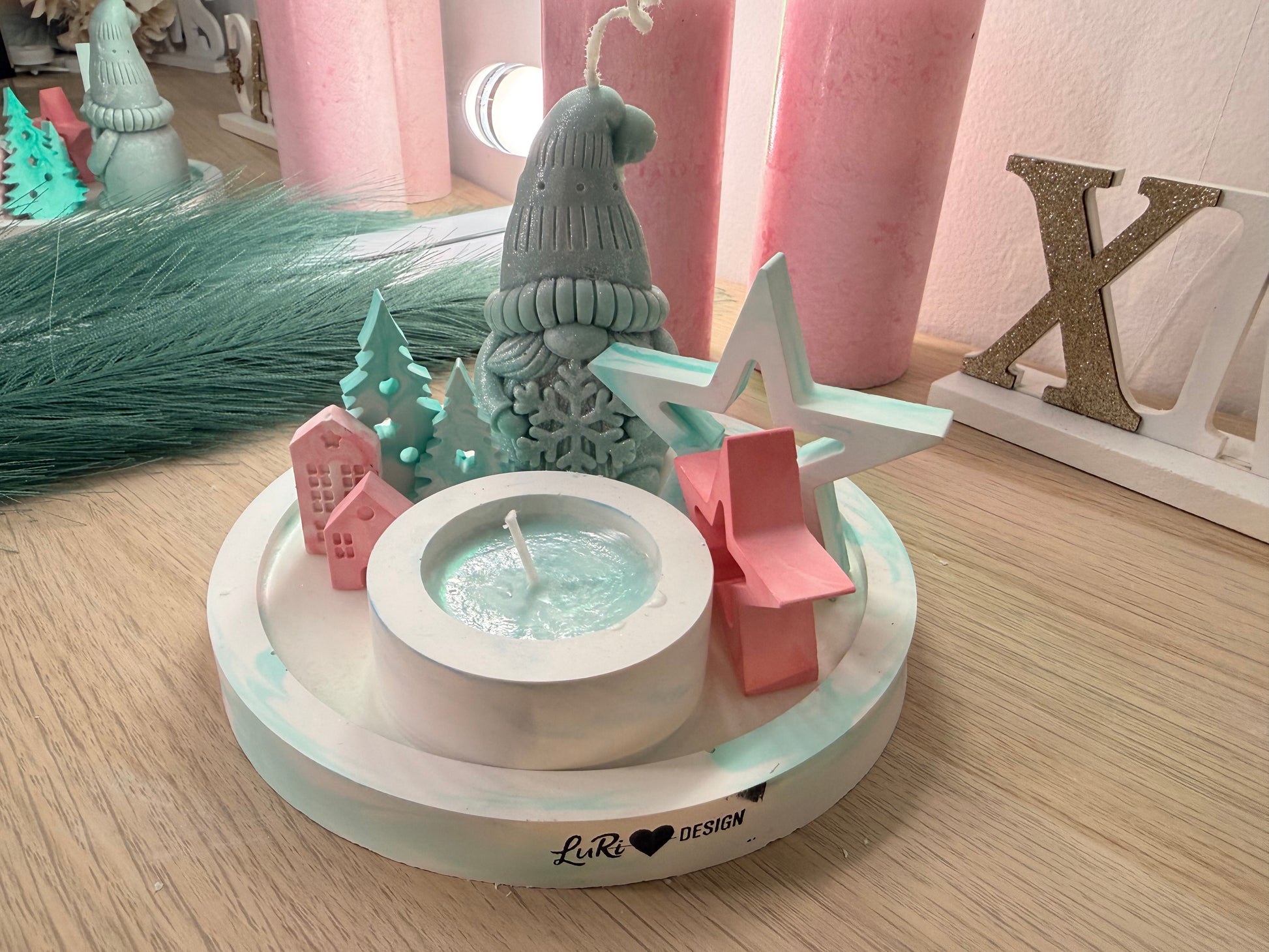 Handgegossenes Winter-Dekoarrangement in Pastell – moderne Geschenkidee für die Weihnachtszeit – personalisierbare Winterdekoration – handgemacht, personalisierbar, hochwertige Deko