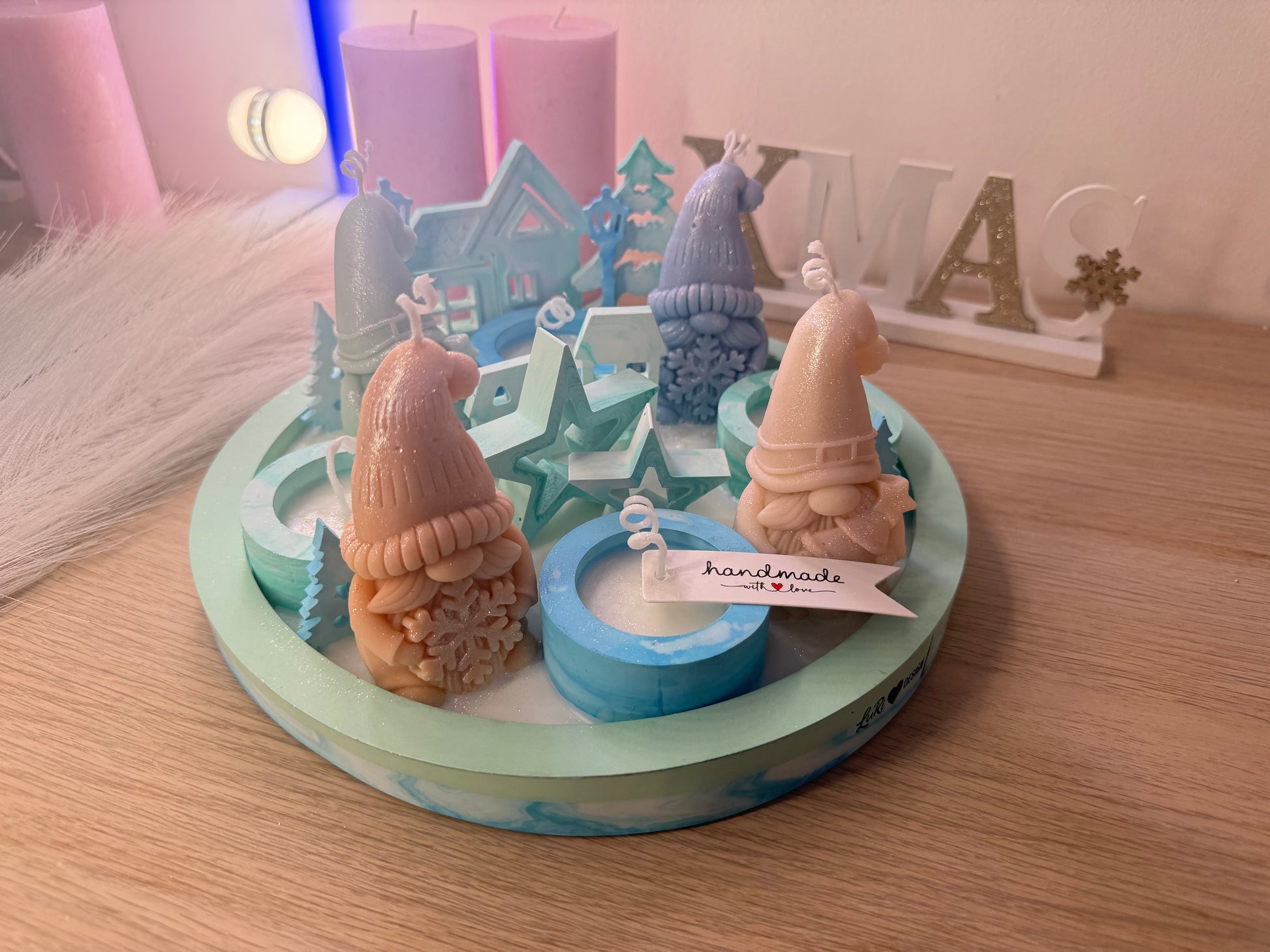 Grüne Weihnachtsschale mit handgegossenen Wichteln, glitzernden Details und Winterlandschaft aus Wachs.