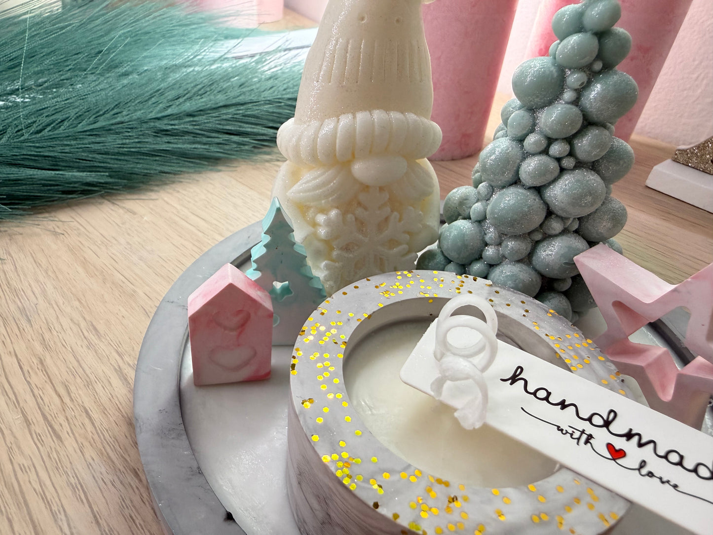 Handgegossenes Winter-Arrangement in Marmoroptik – stilvolle Geschenkidee zur Weihnachtszeit – personalisierbare Winterdekoration – handgemacht, personalisierbar, hochwertige Deko