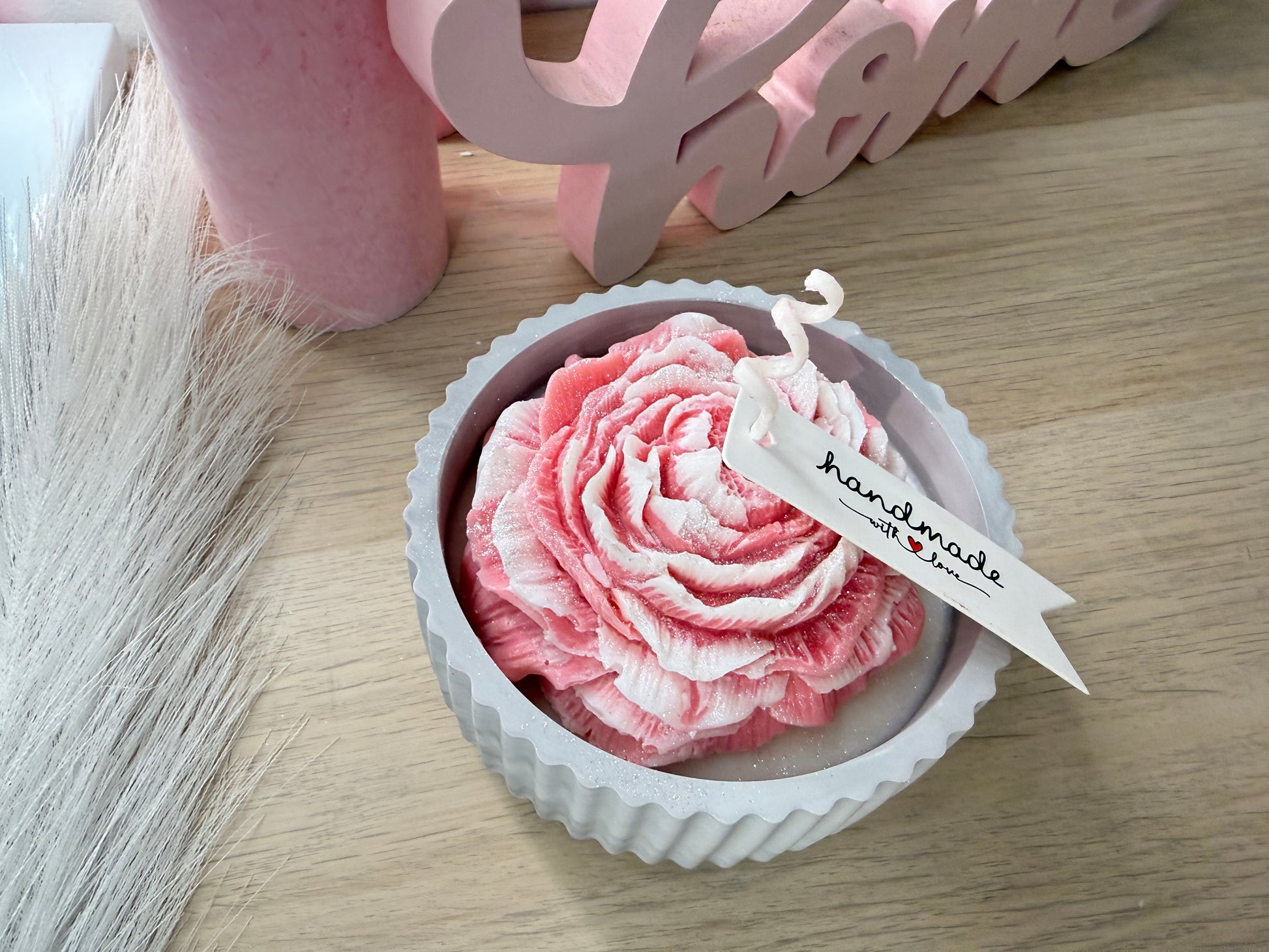 Blütenkerze in geriffelter Gipsform – handgegossen, vegan & individuell im Farbton wählbar – personalisierbares Geschenk – handgemacht, personalisierbar, hochwertige Deko