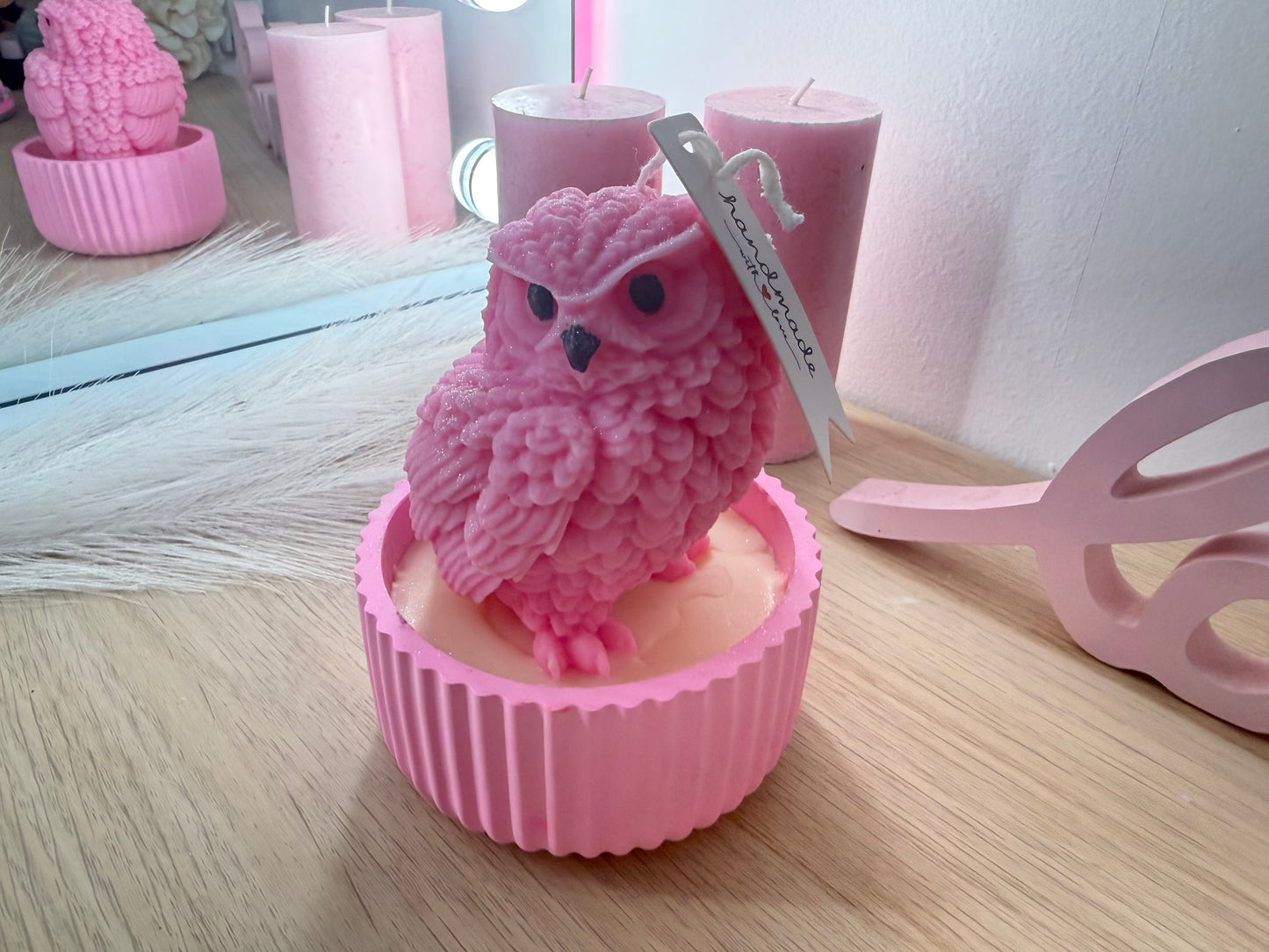 Handgefertigte Eulenkerze in passender Rillenschale – modernes Design aus Sojawachs & Gips