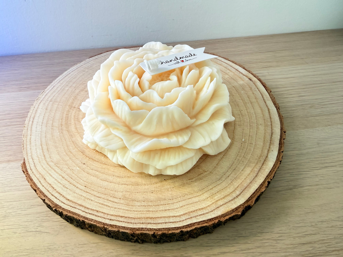 Premium Hochzeitsgeschenk mit individueller Personalisierung, Hochzeitskerze mit Blumenmotiv und Namen des Brautpaares als einzigartige Erinnerung zur Hochzeit