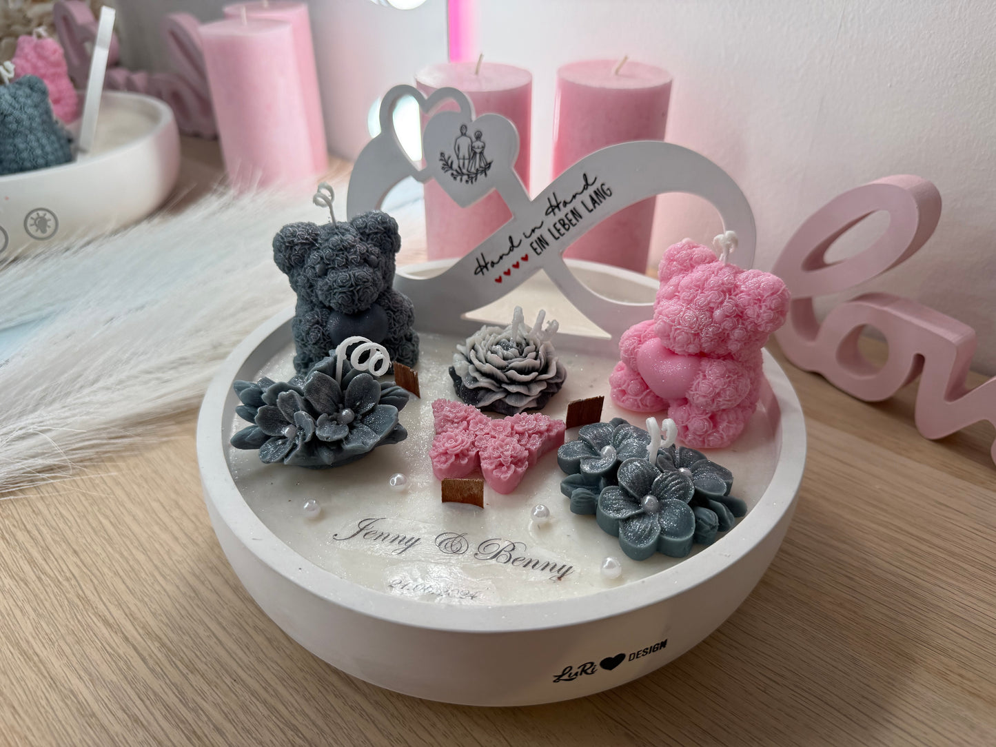 Handgegossenes Arrangement mit Teddy-Bären und Blütendeko, ideal als Geschenk für Paare.