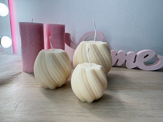 Drei handgegossene Swirl-Kerzen aus Sojawachs in den Größen 5,5 cm, 7 cm und 8,5 cm, nebeneinander arrangiert.