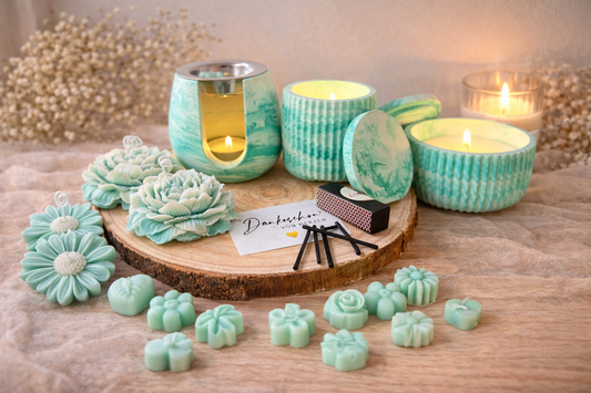 Romantisches Kerzen Geschenkset in Mint Grün mit Duftkerzen, Wax Melts und dekorativen Blüten auf Holztablett im gemütlichen Lifestyle Stil