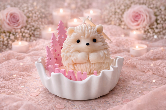 Handgemachte Igel Kerze in dekorativer Schale mit rosa Tannenbäumen – romantisches Geschenkset, liebevolle Deko Kerze für Geburtstag, Weihnachten oder besondere Anlässe
