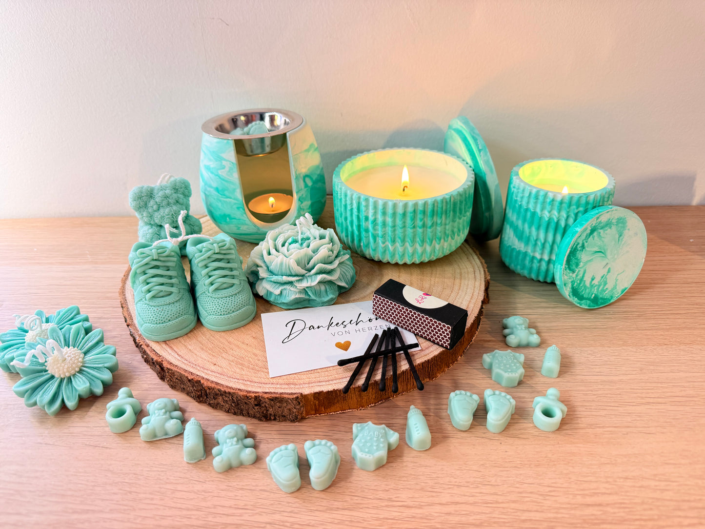 Handgemachtes Kerzen Arrangement mit Baby Motiven in Grün mit Duftkerzen, Wax Melts und dekorativer Geschenkinszenierung