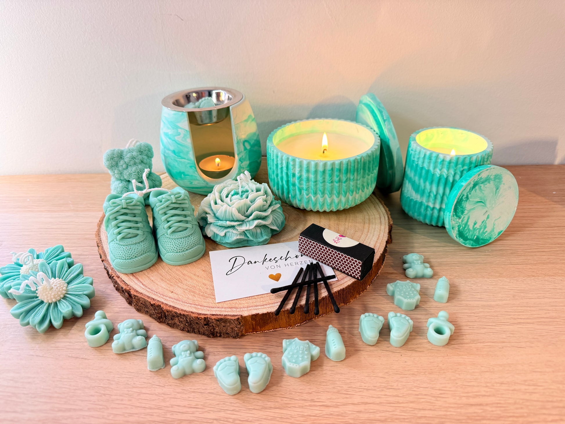Handgemachtes Kerzen Arrangement mit Baby Motiven in Grün mit Duftkerzen, Wax Melts und dekorativer Geschenkinszenierung