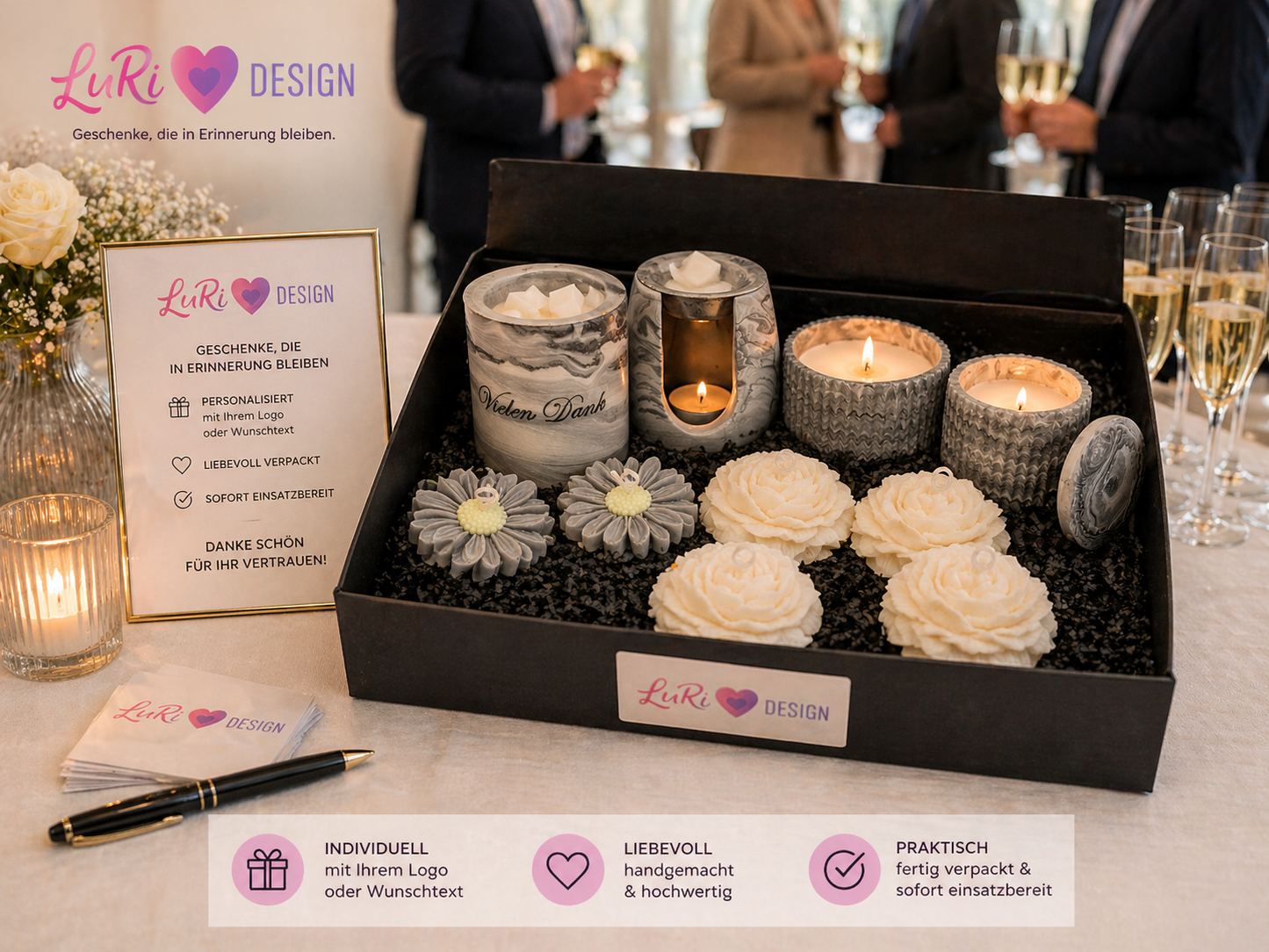 Firmengeschenk Set für Mitarbeiter und Kunden auf Event Tisch – personalisierte Geschenkbox mit Kerzen als Kundengeschenk Unternehmen