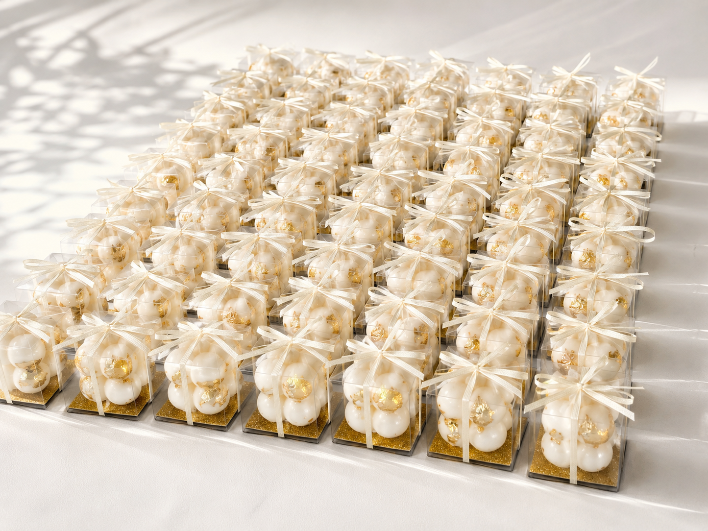 Bubble-Kerze mit Blattgold in 5 × 5 × 5 cm Geschenkbox mit Schleife in Wunschfarbe – stilvolle Tischdekoration und Gastgeschenk für besondere Anlässe.