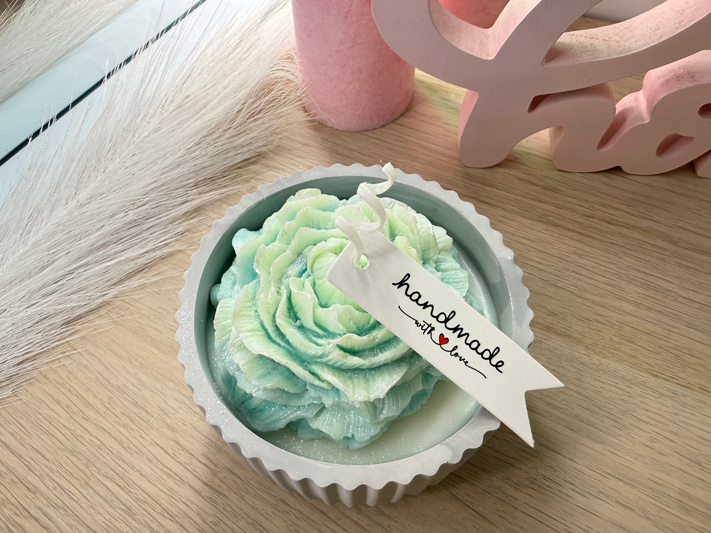 Blütenkerze in geriffelter Gipsform – handgegossen, vegan & individuell im Farbton wählbar – personalisierbares Geschenk – handgemacht, personalisierbar, hochwertige Deko