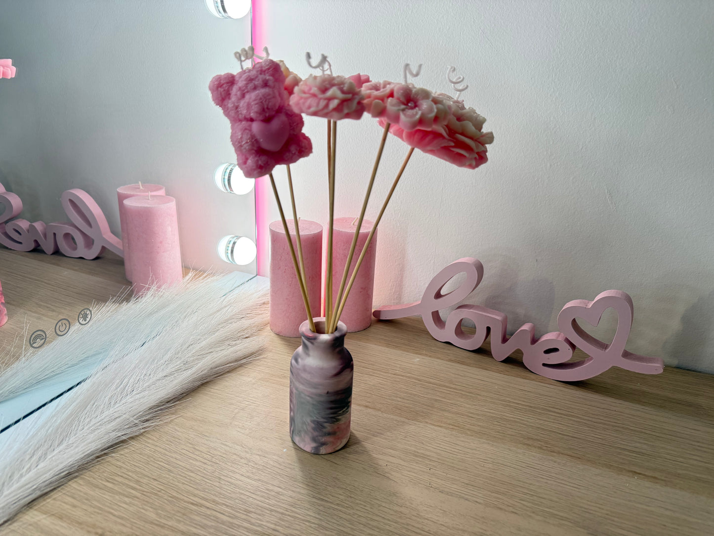 Große handgegossene Blütenkerze in Rosa für Geschenke oder Blumensträuße