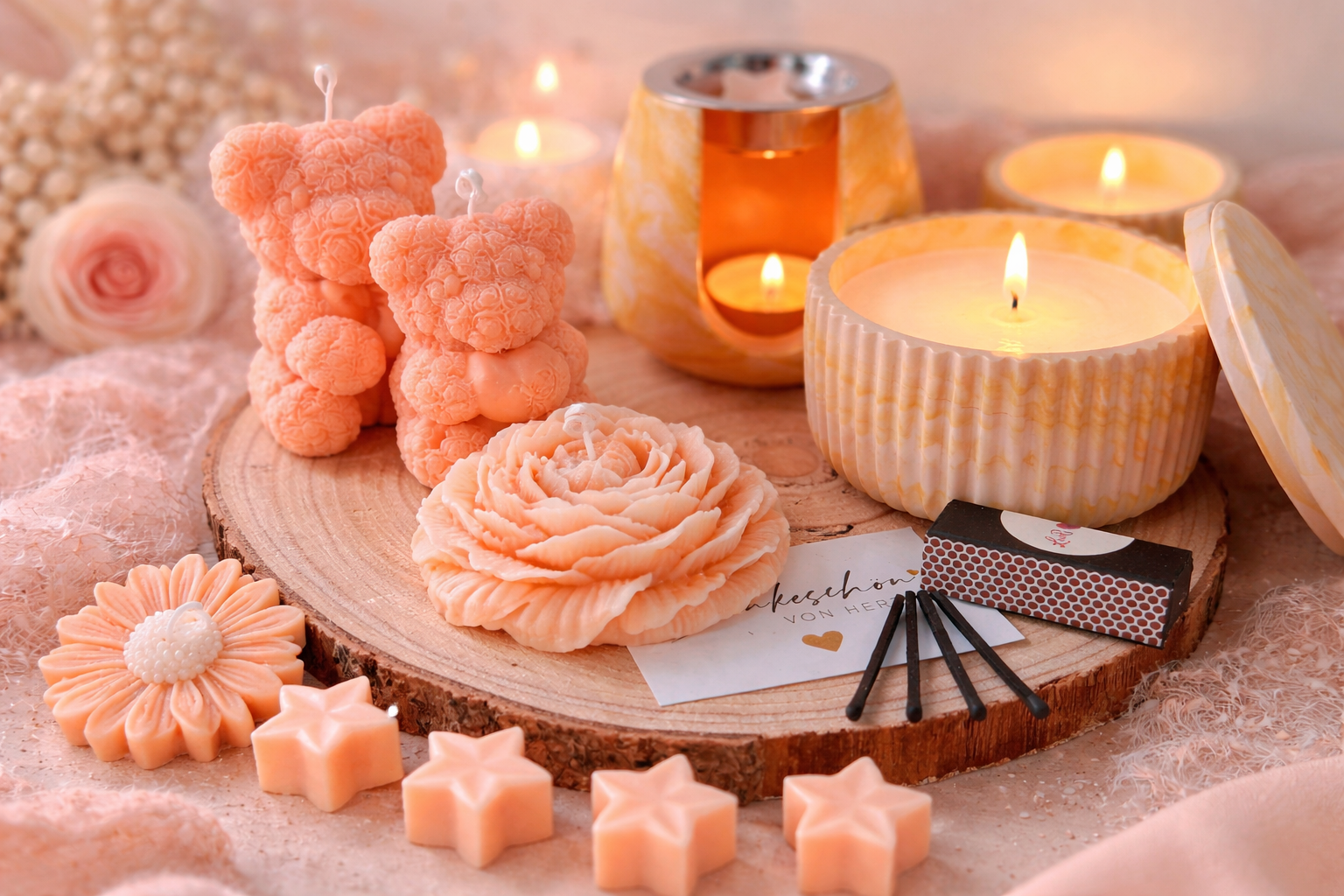 Romantisches Kerzen Geschenkset mit Bären-, Blumen- und Duftwachsfiguren in Apricot – handgemachte Deko Kerzen für Hochzeit, Geburtstag oder besondere Anlässe, Kita , Schule 