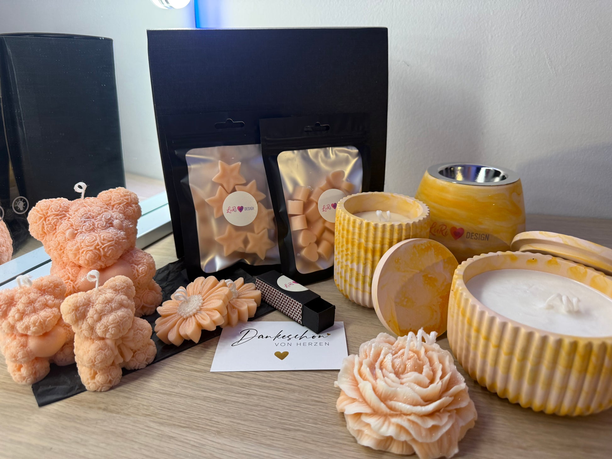 Handgefertigte Teddy-Geschenkbox in warmen Orangetönen mit Duftkerze, Duftlampe, Duftmelts, Teddy-Kerzen und Blumenkerze – Geschenkidee für Mitarbeiter, Elternzeit oder Dankeschön