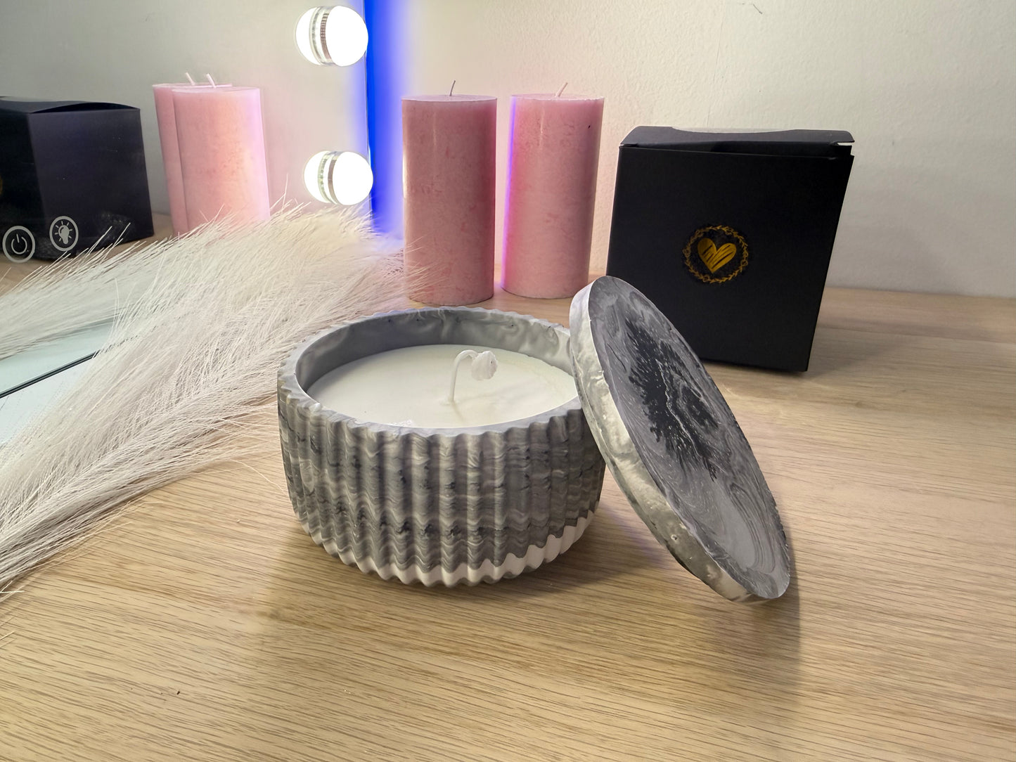Handgemachte Duftkerze in türkis marmorierter Dose mit Deckel, romantisch dekoriert mit Rosen und Geschenkbox