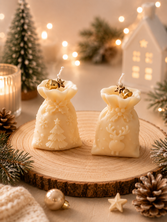 Handgemachtes 2er Set Weihnachts-Säckchen-Kerzen mit Tannenbaum und Rentier, verziert mit Schneeflocken, Sternen und goldenen Glöckchen als festliche Weihnachtsdekoration