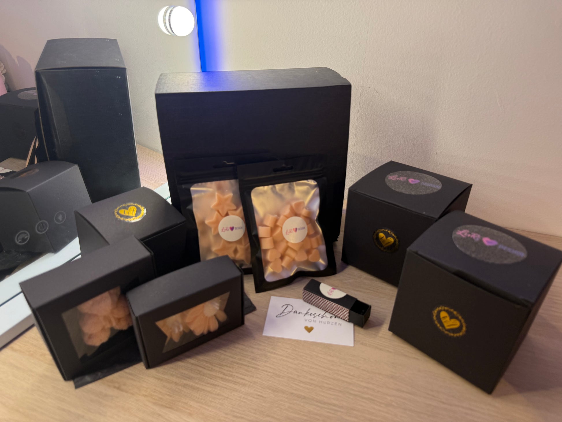 Duftlampe mit passenden Duftmelts in warmen Orangetönen – handgemacht und kombiniert in der Teddy-Geschenkbox