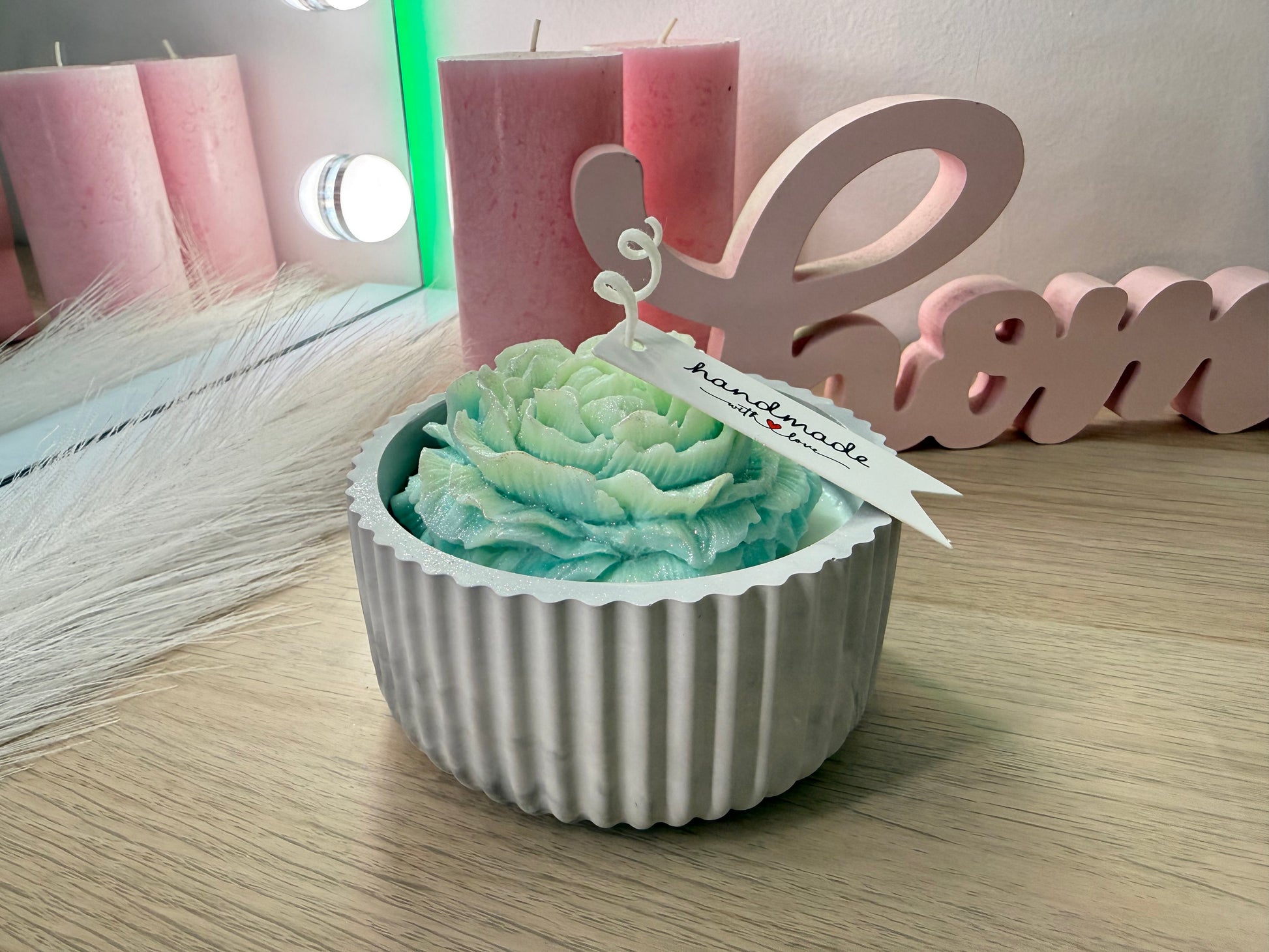Blütenkerze in geriffelter Gipsform – handgegossen, vegan & individuell im Farbton wählbar – personalisierbares Geschenk – handgemacht, personalisierbar, hochwertige Deko