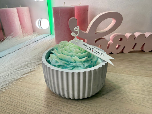Blütenkerze in geriffelter Gipsform – handgegossen, vegan & individuell im Farbton wählbar – personalisierbares Geschenk – handgemacht, personalisierbar, hochwertige Deko