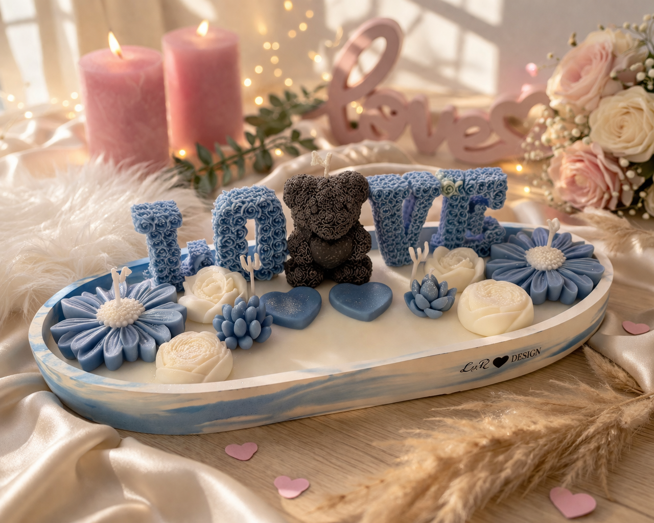 Personalisiertes Kerzen Geschenkset „LOVE“ mit Bären- und Blumenkerzen auf ovalem Tablett – handgemachte romantische Deko für Hochzeit, Jahrestag oder Geschenk für Paare