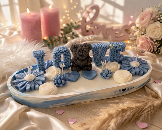 Personalisiertes Kerzen Geschenkset „LOVE“ mit Bären- und Blumenkerzen auf ovalem Tablett – handgemachte romantische Deko für Hochzeit, Jahrestag oder Geschenk für Paare