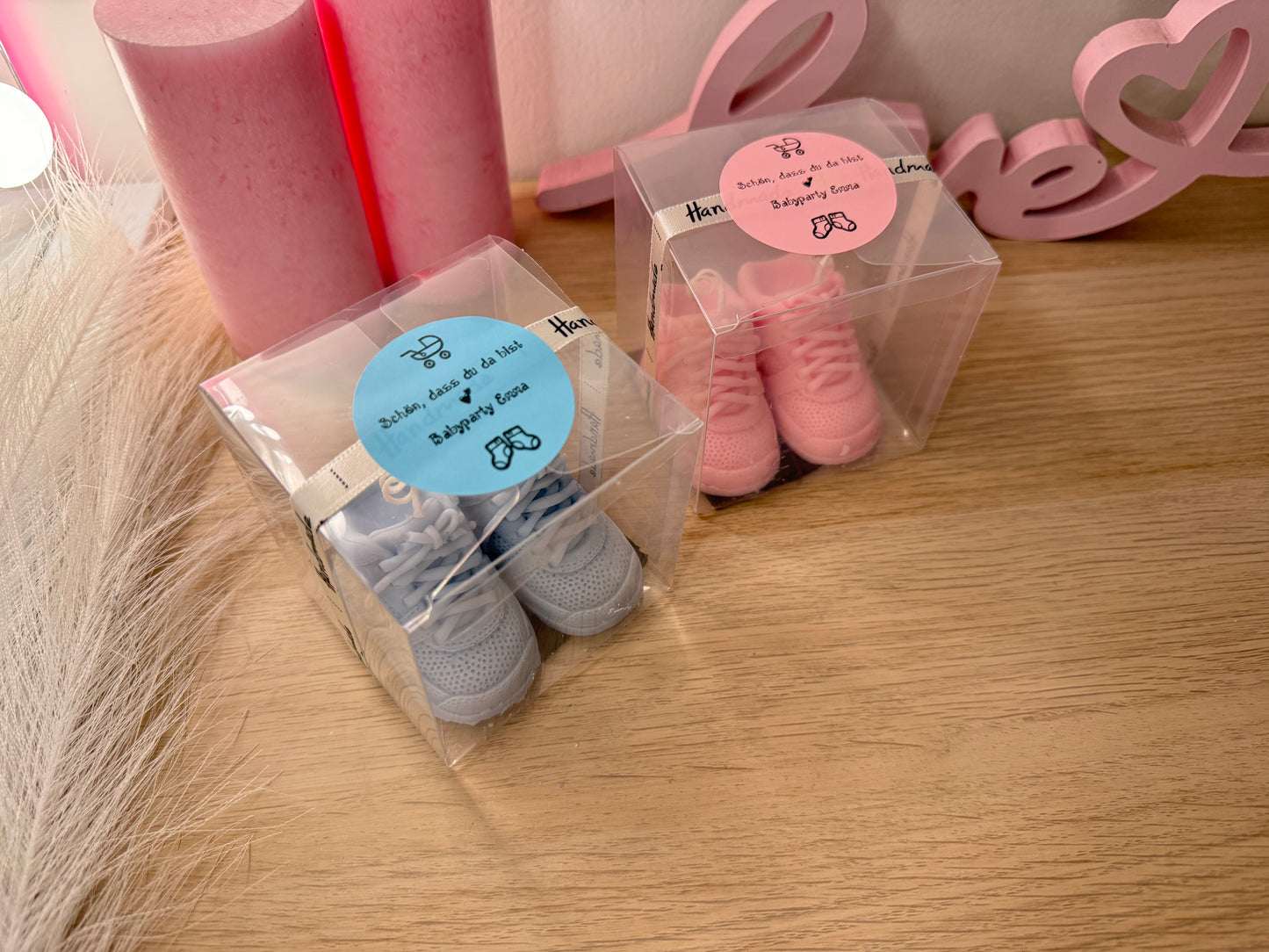 Baby Party Gastgeschenk – Babyschuhe in Geschenkbox mit personalisiertem Sticker