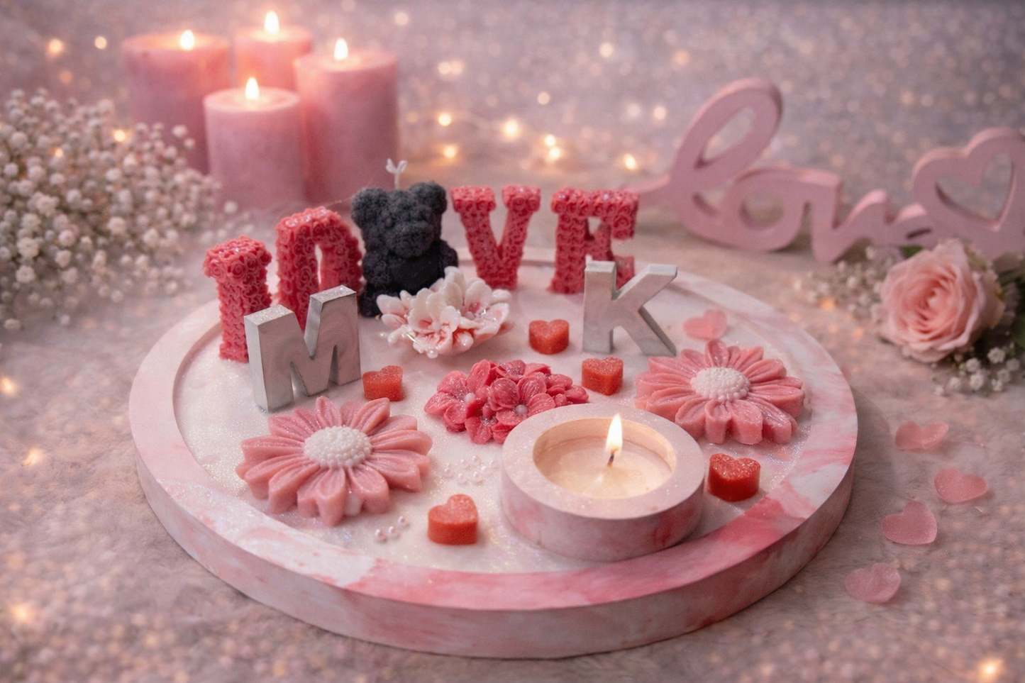Personalisierte Kerzen Deko mit LOVE Schriftzug und Initialen „MK“ auf rundem Tablett, handgemachtes romantisches Geschenk mit Blumenkerzen und Herzdetails für Hochzeit, Jahrestag oder Valentinstag