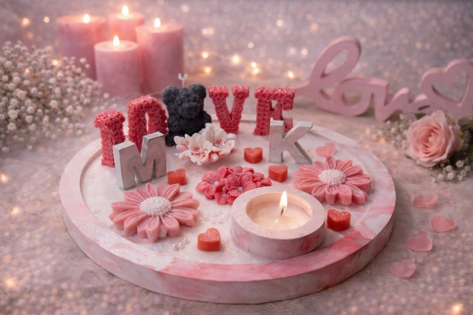 Personalisierte Kerzen Deko mit LOVE Schriftzug und Initialen „MK“ auf rundem Tablett, handgemachtes romantisches Geschenk mit Blumenkerzen und Herzdetails für Hochzeit, Jahrestag oder Valentinstag