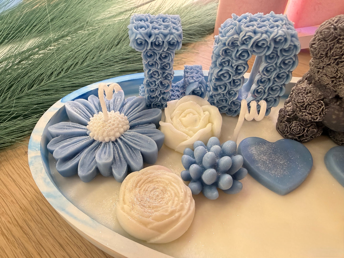 Handgegossenes LOVE-Dekoarrangement XXL in Blau-Weiß – stilvolle Geschenkidee für romantische Anlässe – personalisierbares Geschenk