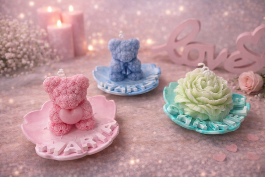 Handgemachte personalisierte Kerzen mit Bär und Blüten auf dekorativen Schalen im romantischen Lifestyle Stil, liebevolle Geschenkidee für Geburtstag, Taufe oder besondere Anlässe