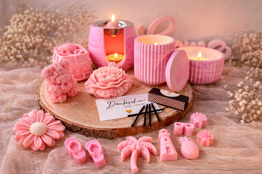 Romantisches Kerzen Geschenkset in Rosa mit Duftkerzen, Wax Melts und dekorativen Figuren auf Holztablett im gemütlichen Lifestyle Stil