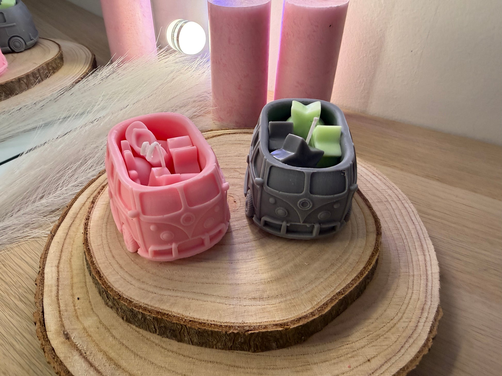 Originelle Kerzen im Retro-Bus Design als besondere Geschenkidee, stilvoll dekoriert mit Rosen und Lichterkette