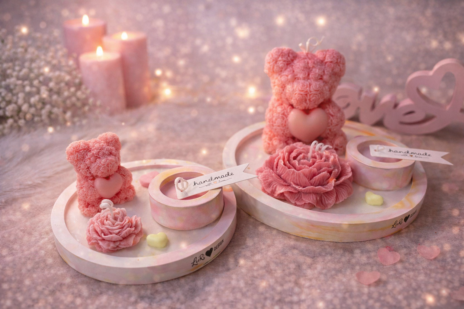 Handgemachte Kerzen Geschenksets mit Rosenkerzen und Bär auf Tablett im romantischen Lifestyle Stil, personalisierbare Deko Geschenkidee für Hochzeit, Valentinstag oder besondere Anlässe
