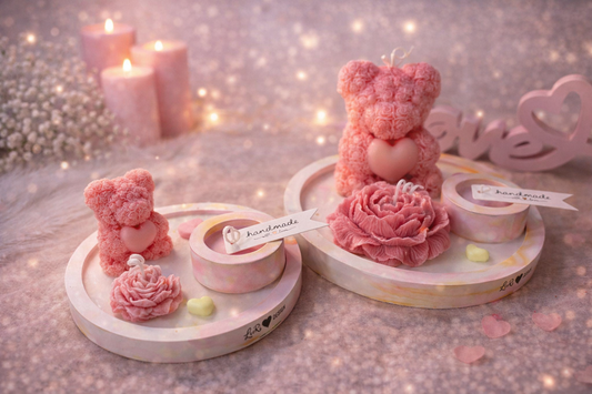 Handgemachte Kerzen Geschenksets mit Rosenkerzen und Bär auf Tablett im romantischen Lifestyle Stil, personalisierbare Deko Geschenkidee für Hochzeit, Valentinstag oder besondere Anlässe
