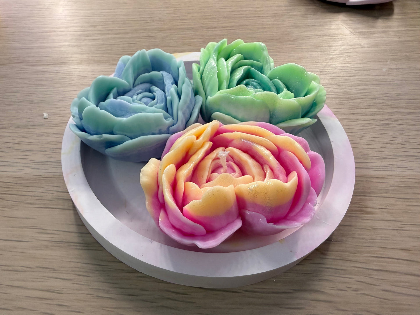 🌸 Handgemachte Blüten aus Wachs auf Gips-Tablett – Rosa, Blau & Mint – personalisierbares Geschenk – handgemacht, personalisierbar, hochwertige Deko