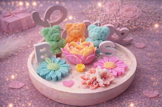 Personalisiertes Kerzen Geschenkset mit bunten Bärchen- und Blumenkerzen auf dekorativem Tablett – romantische Geschenkidee für Hochzeit, Geburtstag oder besondere Anlässe