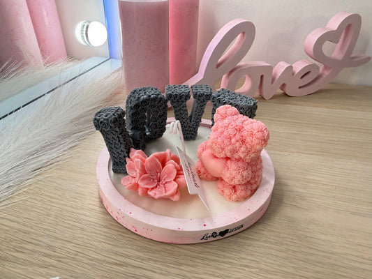 Dekorativer Kerzenteller mit LOVE-Schriftzug, Rosenbär & Blütenkerze – handgegossen aus Gips & Sojawachs – personalisierbares Geschenk – handgemacht, personalisierbar, hochwertige Deko